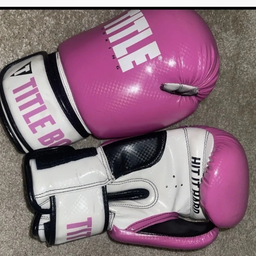 Title boxing gloves used only a handful of times. Comes with wraps size M